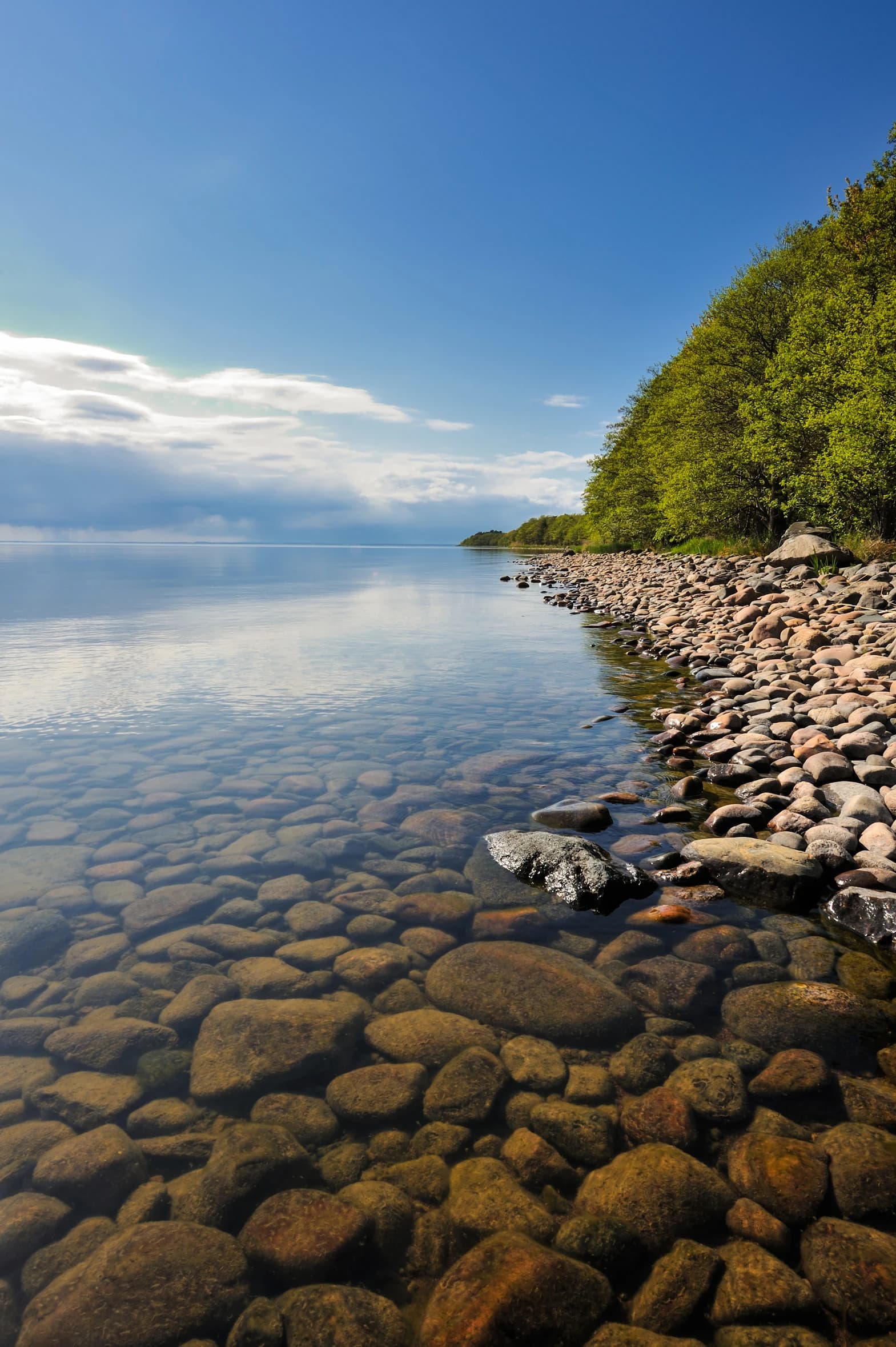 Pebble shoreline of Hindens rev on Lake Vänern